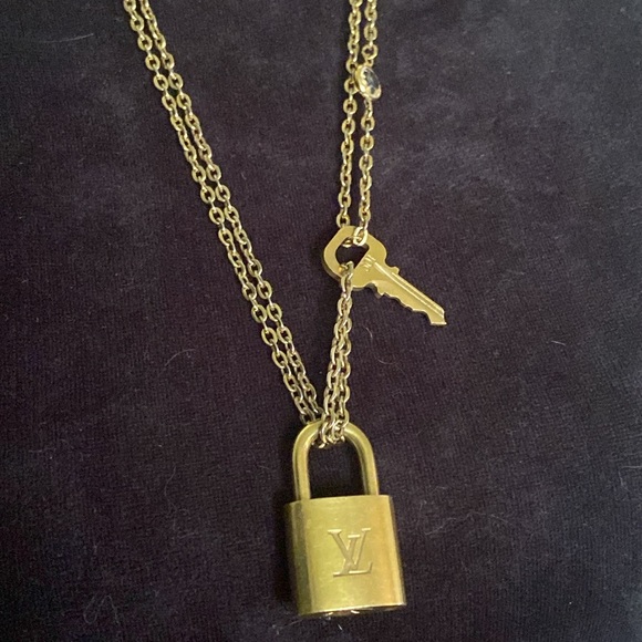 Louis Vuitton 301 Lock and key with Gold Plated Chain Necklace - Picture 5 of 12